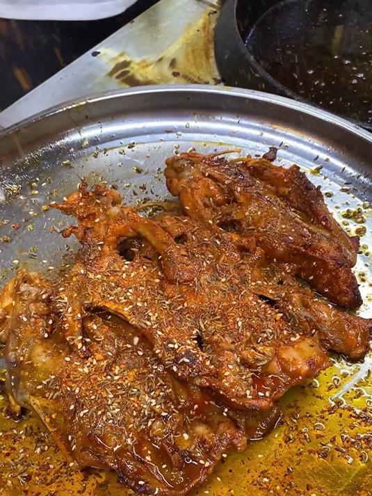 铁板鸡架,比不上鸡腿有肉,鸡头营养,但就是香
