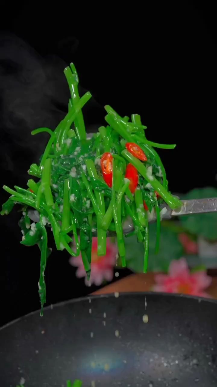 蒜蓉炒空心菜家常并不可少的一道下饭菜,简单比肉好吃!