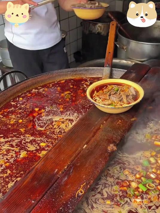 不用去襄阳！桶装大块牛肉面，汤底浓郁，嗦面超有地道感