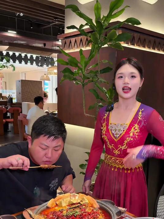 武汉没几个人吃过的新疆馕坑烤鱼!