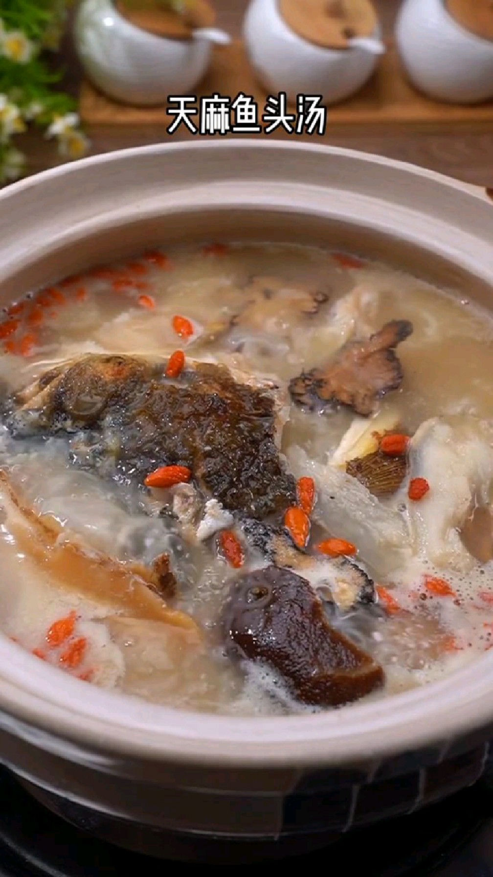 天麻鱼头汤,冬天风大容易头风发作,经常头痛头晕的,平时要多喝这个汤哦