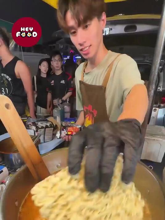 街头小哥深夜摆摊卖泡面，竟用鸡蛋饼做包装，一份卖50都抢着要