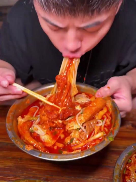 酣畅淋漓地吃了一顿期待已久的柳州夜宵,太满足了!