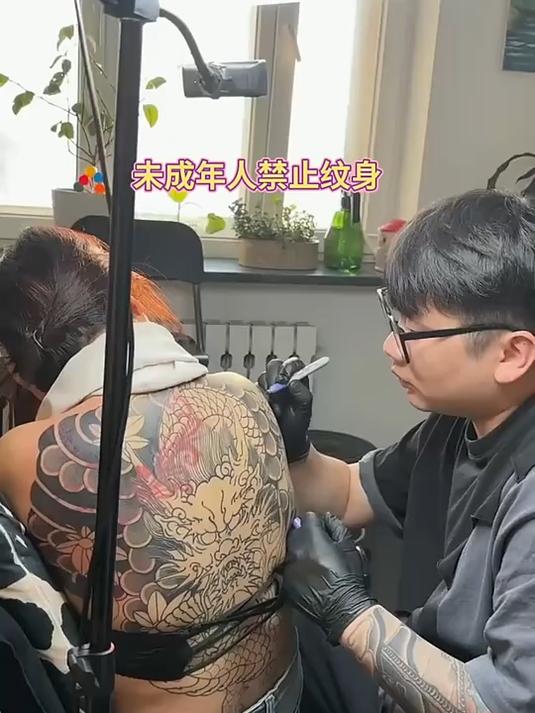 小姐姐真社会,满背纹身龙头,你能扛得动吗