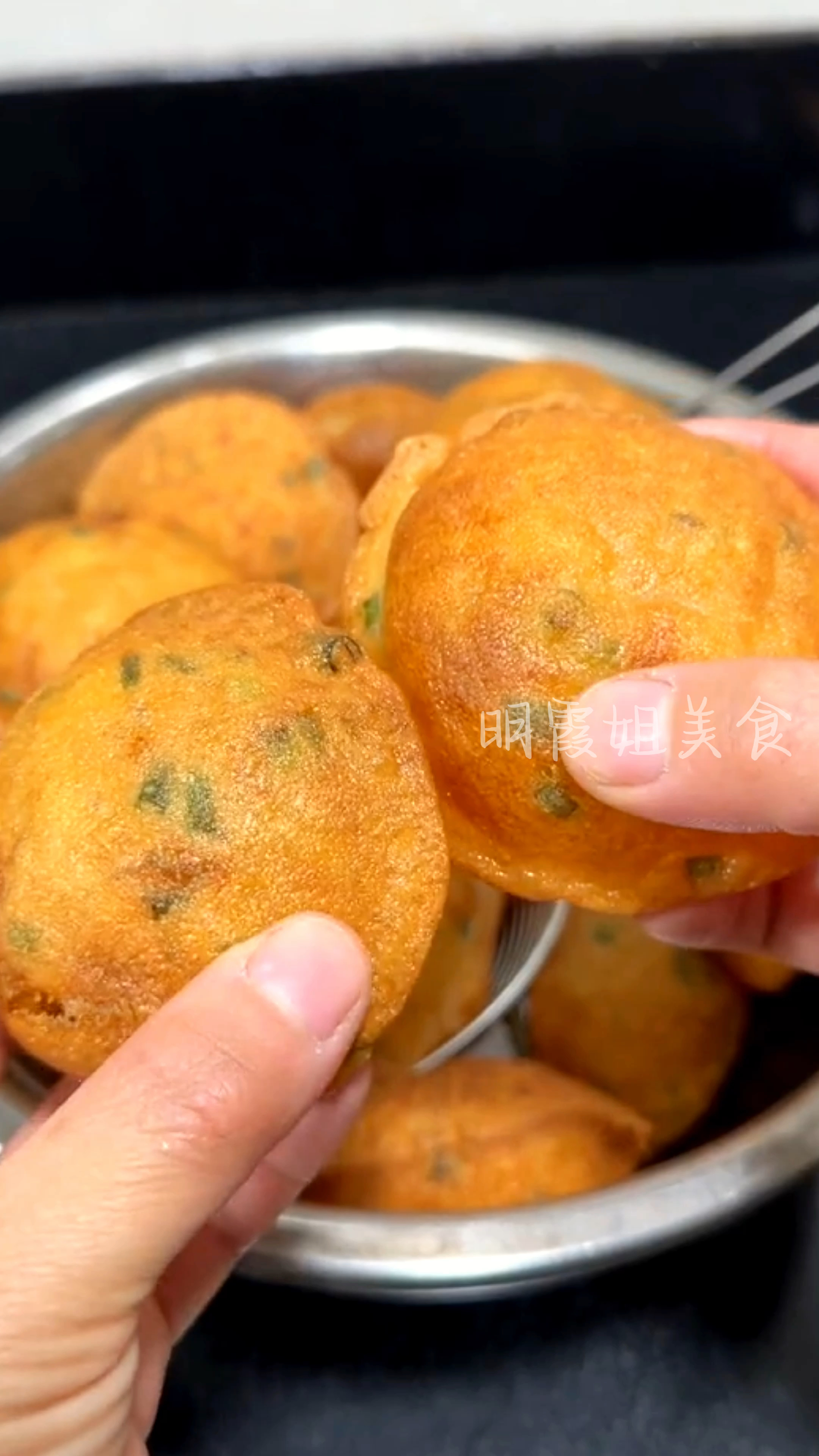 好多朋友说炸这个葱油饼鼓不起来,只要配方对了是不可能鼓不起来的