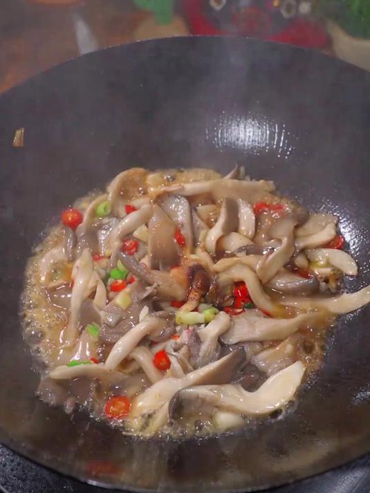 平菇炒鸡蛋真的是我家小朋友的最爱