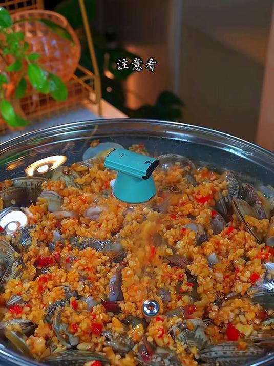 这是我家孩子每个星期放假回家点名都要吃的蒜蓉花甲粉丝虾煲