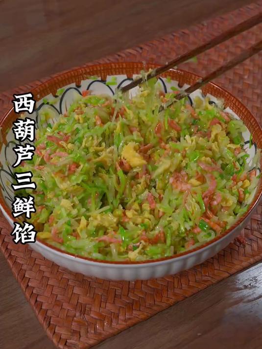 今天给孩子做了她最爱吃的西葫芦三鲜水饺
