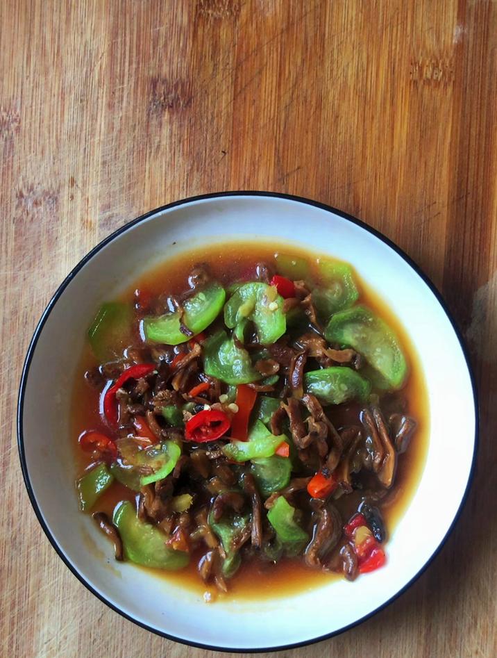 家常炒丝瓜的做法,分享一道丝瓜炒干香菇