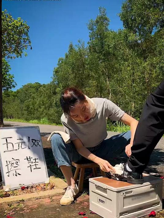 狗狗去河边捕鱼给主人做红烧鱼吃!