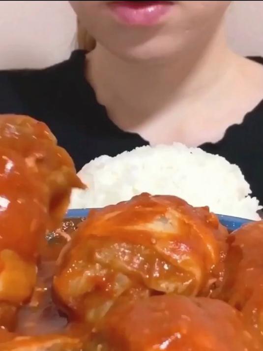 日本美食咀嚼音&卷心菜包肉&满满大肉馅多汁配大碗米饭