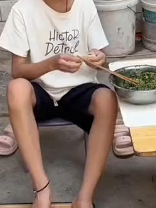 小女孩包饺子手脚都不闲着,这饺子包得还挺像样的
