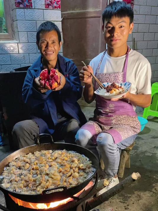 熬过猪油的油渣是童年的回忆,小时候吃肉还是有点奢侈的