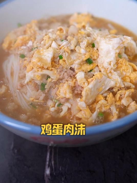 看看让湖南人早餐顿顿都吃不腻的鸡蛋肉末粉有多简单~ 渣江米粉