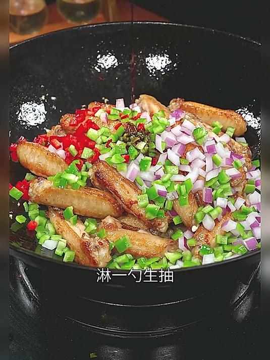 今天又是一道孩子们爱吃的家常菜，蒜香浓郁好吃到舔手指