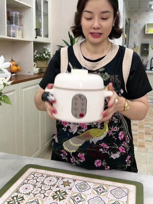 家家必备的隔水电炖锅,平时给孩子炖个营养汤,做个辅食老方便