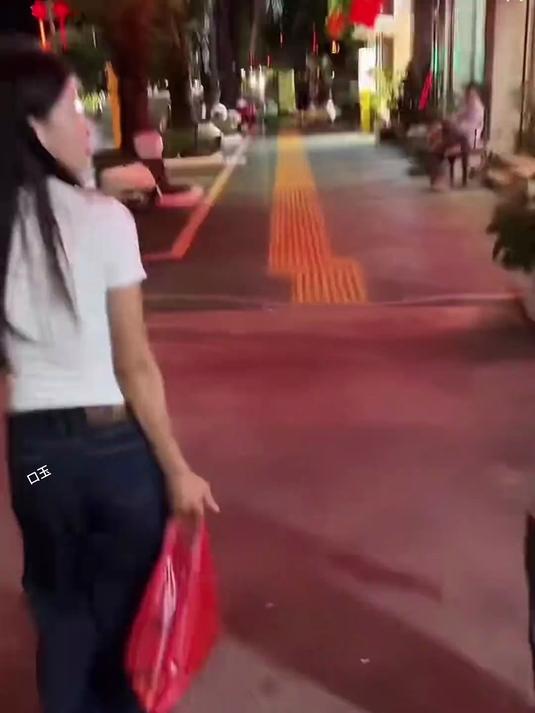 小松秋秋在河口,小叔的皮鞋开了裂,品牌店里随他选