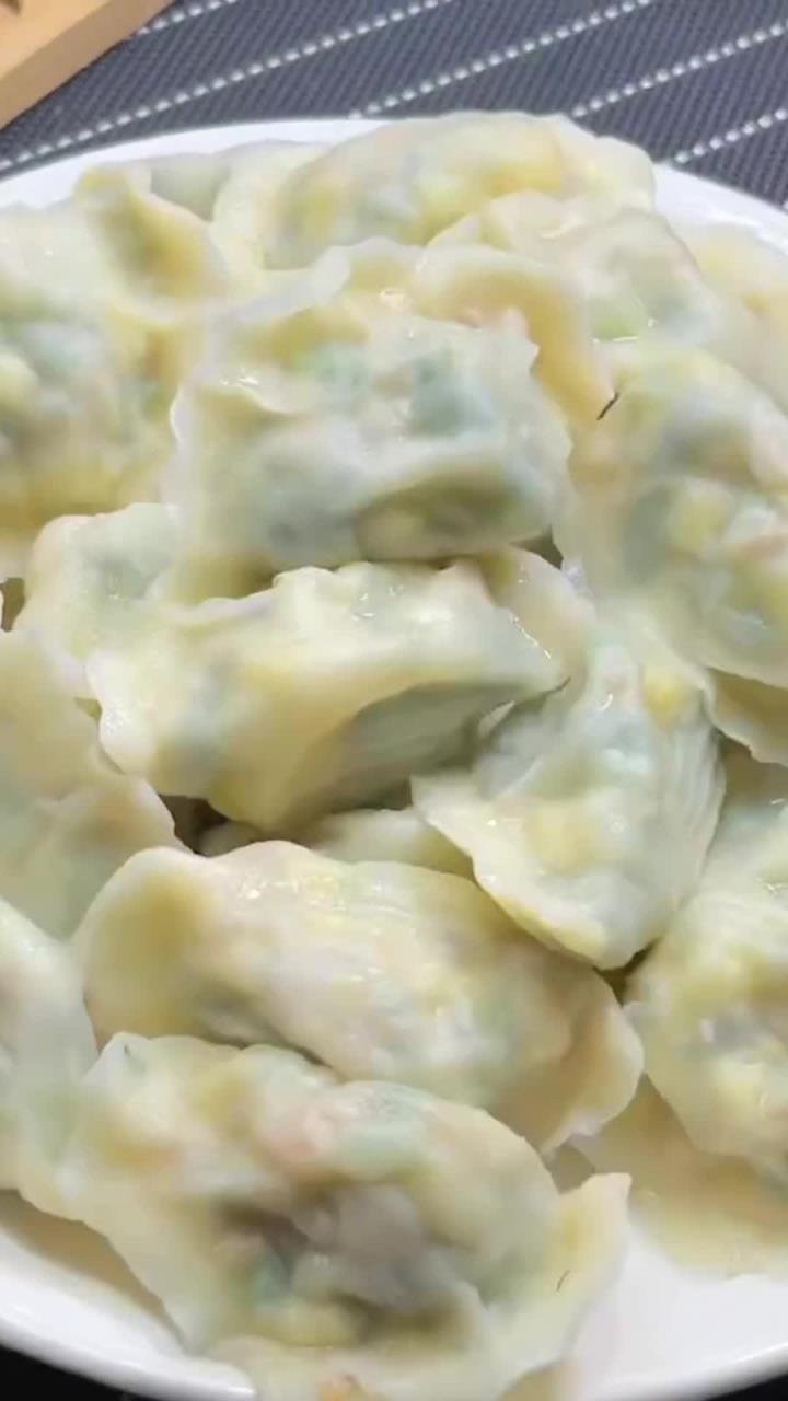 这个素馅的饺子我家隔三差五就要吃一次,清淡可口,比肉馅好