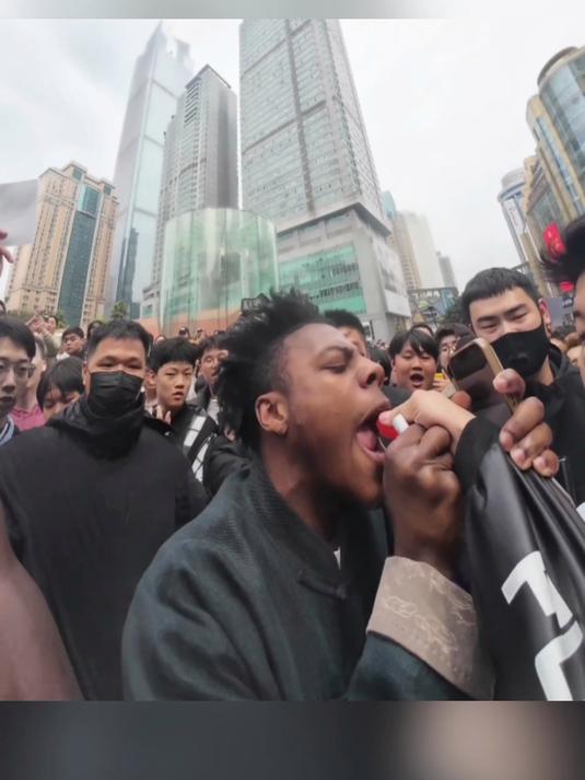 好搞笑!甲亢哥被中国粉丝疯狂投喂,对着镜头瞪眼被拍成了表情包