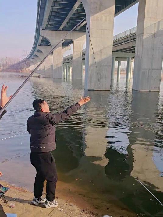 钓鱼，鱼竿断了