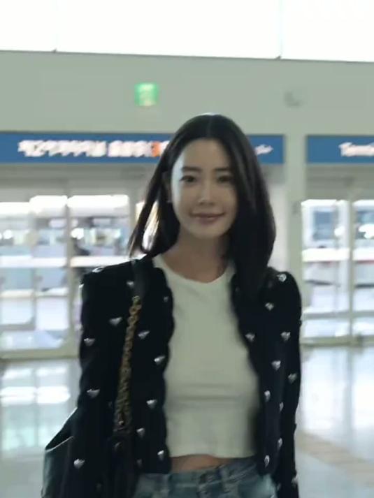 克拉拉李成敏机场街拍 #克拉拉 #李成敏 #李成敏亚洲第一美女 #这谁顶得住啊 #街拍