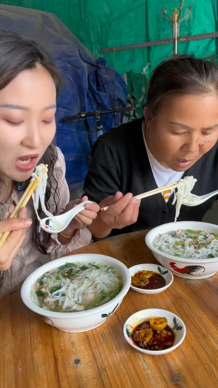 海南粉汤你们吃过吗,海南人早餐必不可少的,骨头配上猪杂加上海南灵魂酱料完美