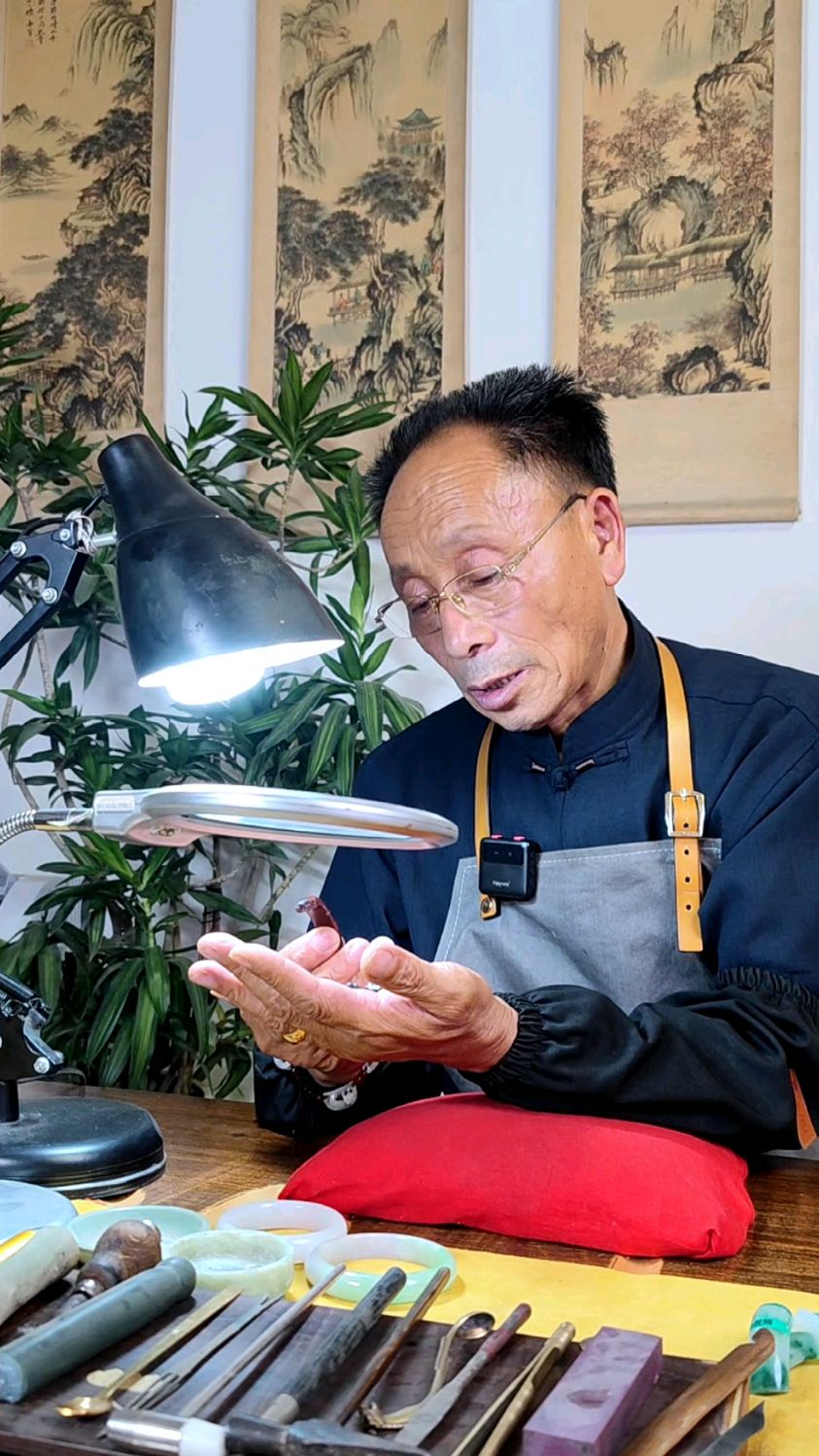 能有块鸡血石的镯子,真的非常好