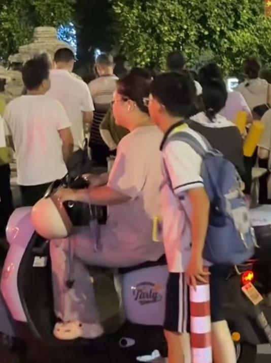 妈妈接儿子放学找不到人,于是坐在奶茶店门口蹲守 结果真蹲到了