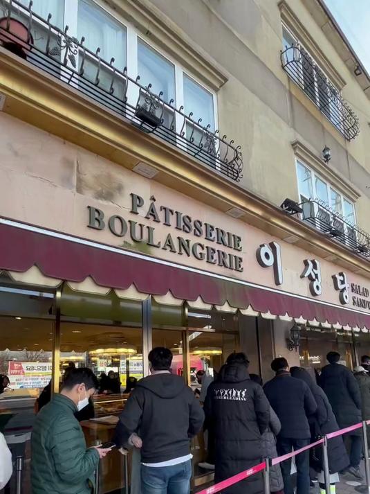 被誉为韩国三大面包店之一的李盛堂,他家的豆沙面包果然好吃