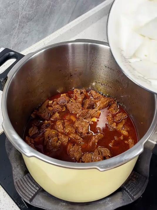 家庭萝卜烧牛腩，牛腩软烂入味