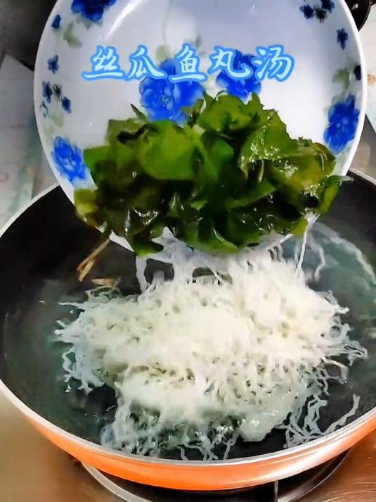 丝瓜鱼丸汤要这样做,配菜冷水下齐