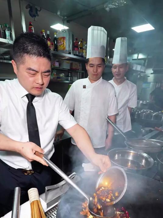 来自岳池，二仙桥，成华大道的三位师傅带来经典川菜烹饪