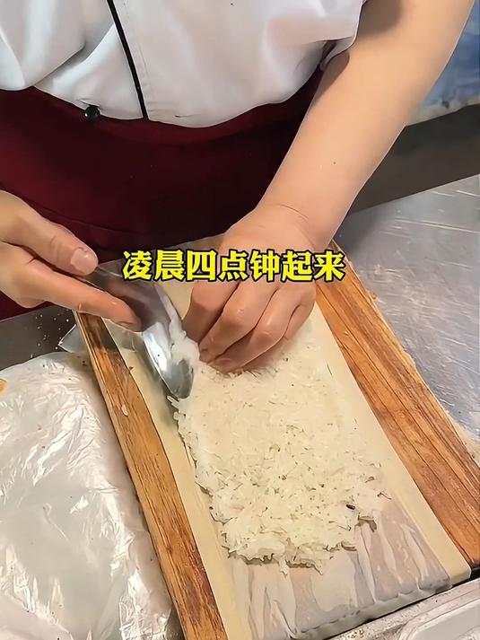 武汉开了20多年的糯米包油条 还是老味道!