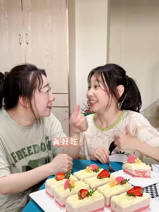 宁蔚给我做的生日蛋糕 草莓奥利奥慕斯简直太好吃了