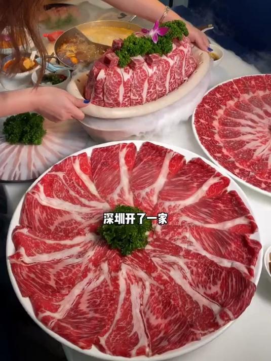 土豪金台式麻辣火锅,只涮澳洲和牛和西班牙黑猪