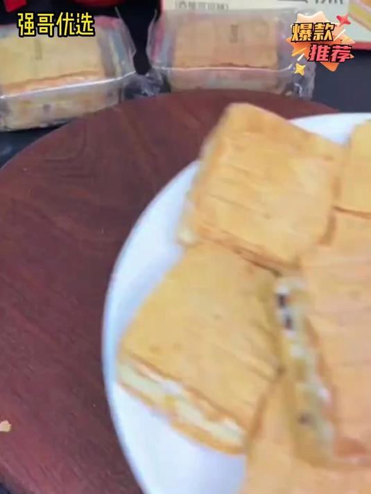 绝了,这个拿破仑蛋糕真的巨好吃,他每一层酥皮都裹着浓浓的奶油