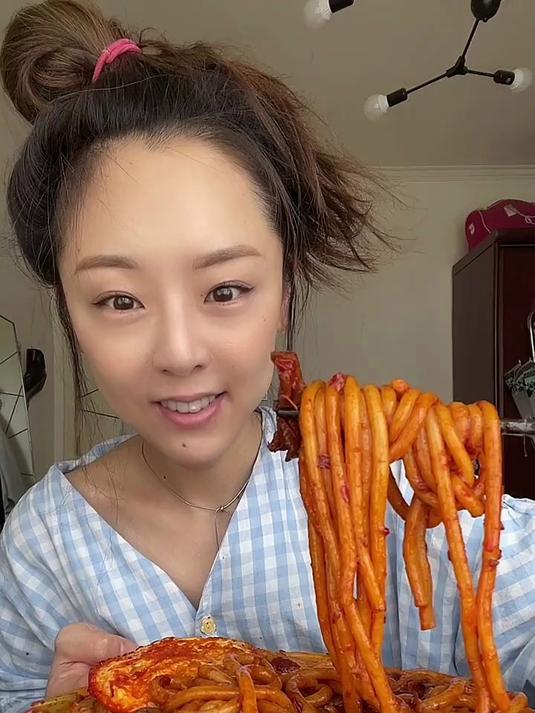 新疆炒米粉好好吃,多加了一份牛肉就那么几块吖