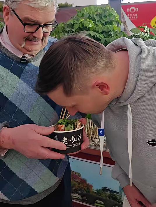 当爷爷第一次吃臭豆腐