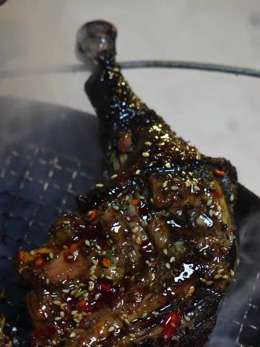 天一黑就肚子饿 今天晚上就香香呢搞一个傣味烤鸡 搭配上傣味灵魂蘸料腌菜膏 简直无敌了#春日