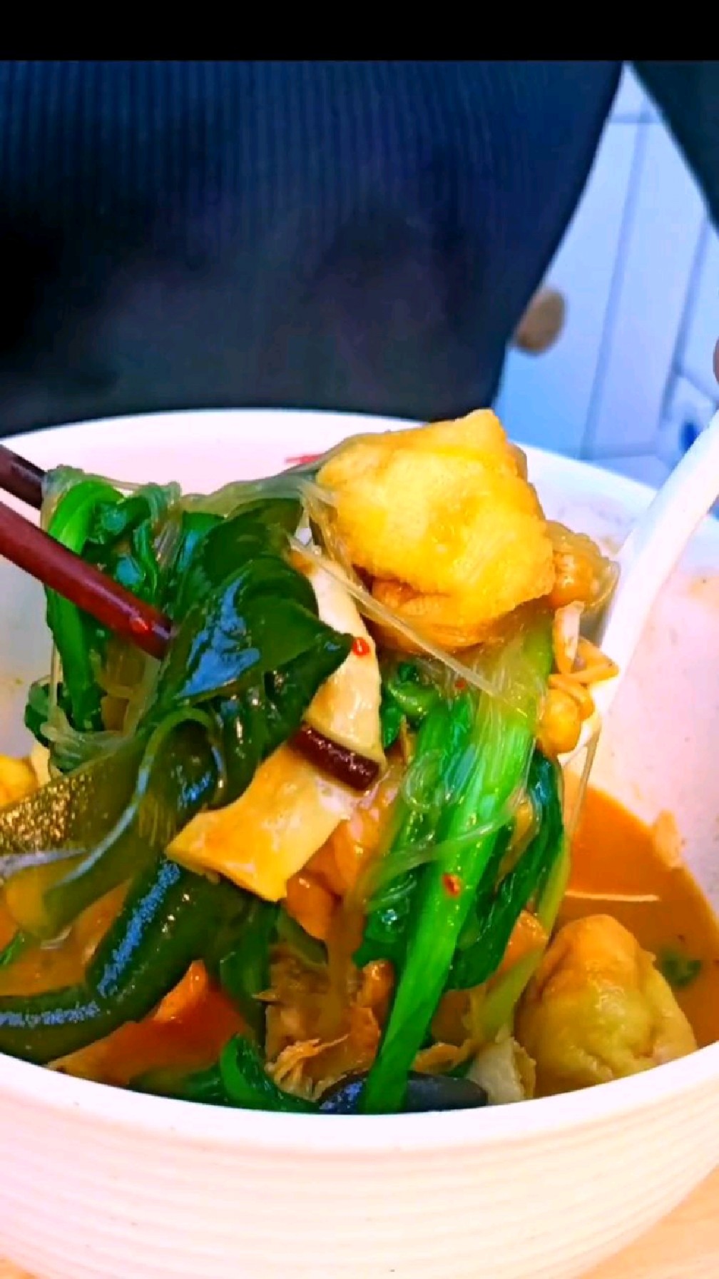 新晋素食美食,植物麻辣烫,区别于传统麻辣烫,汤底醇厚却不失清爽,连菜带汤吃光光!