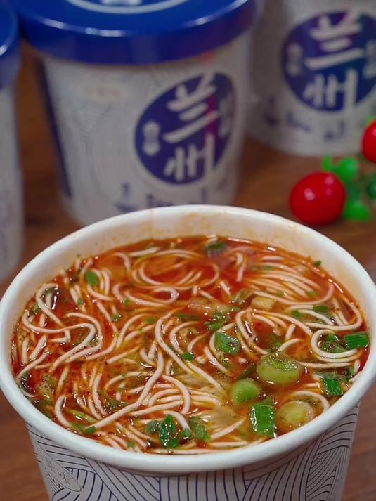 桶装兰州拉面!配卤豆干吃,豆香混汤鲜,一口面一口豆干超搭