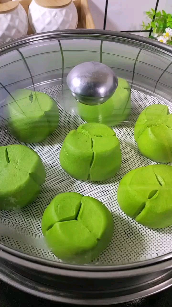 这样做的菠菜馒头不变色,翠绿翠绿的,个个开花,春天的颜色好喜欢