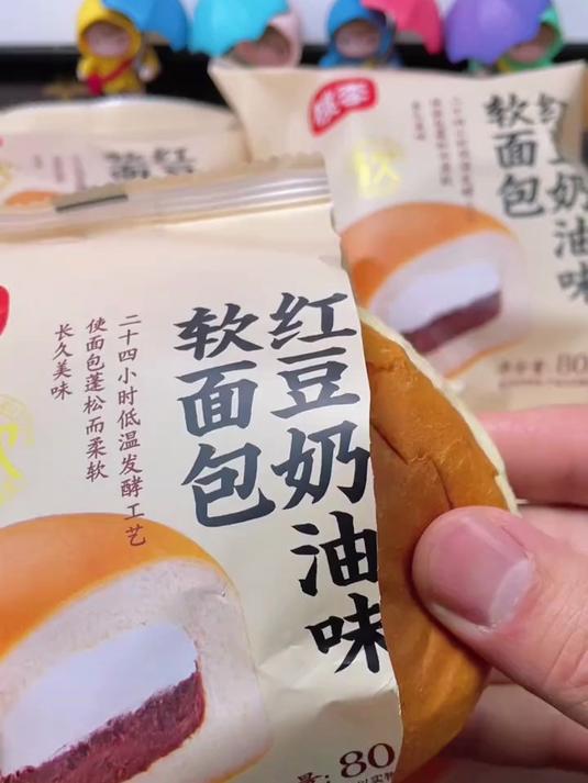 桃李家新出的红豆奶油软面包,里面裹满了红豆和奶油夹心!