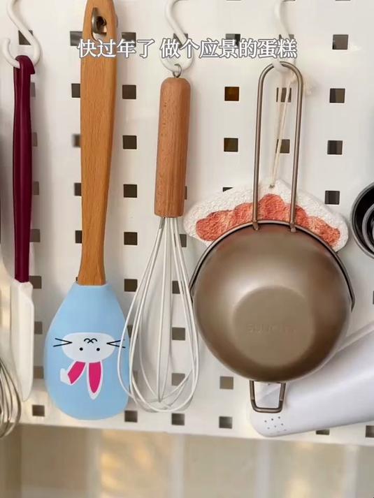 做了应景的红丝绒草莓蛋糕