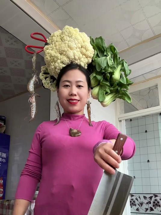 中秋节吃剩下的菜先做个头饰，今天买几个大虾