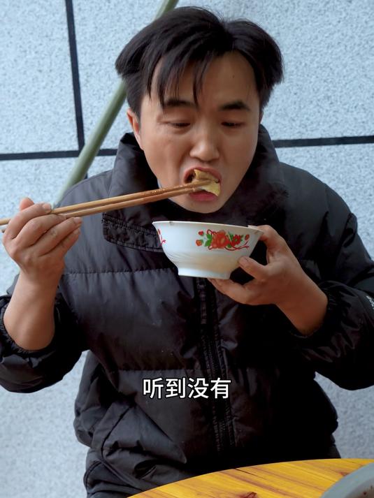 徐三娃吃鱼火锅，侄女来想要做自媒体，先给她看看30天视频收益