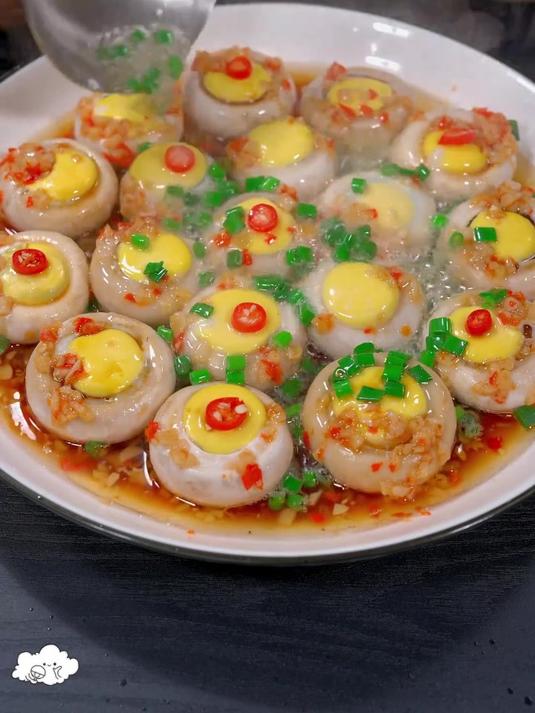 马上就过年了,学会这道做法简单的蒜蓉口蘑蒸蛋,好吃好看寓意好