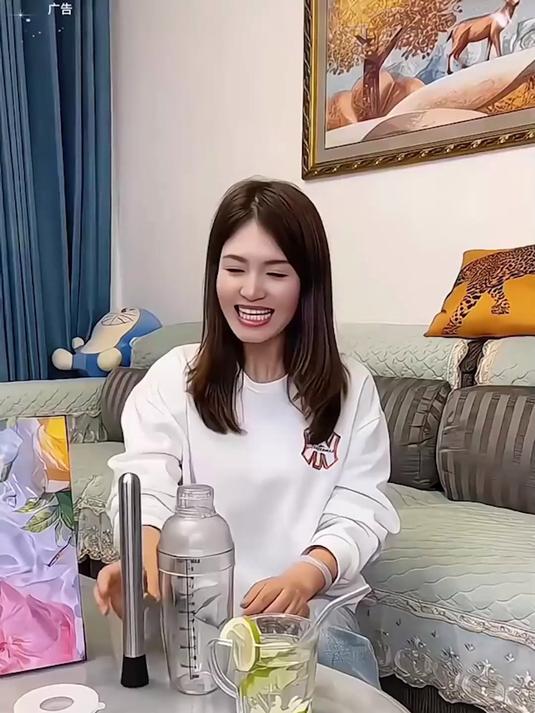 暴晒回家摇杯柠檬水!冰粒叮当响瞬间降温,解渴又治愈