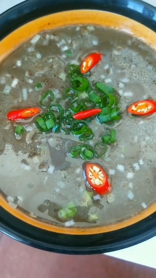 小东北啊发哥美食 教您做一道家常蒸猪血糕的教程