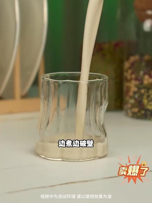 不喜欢吃水果蔬菜可以安排榨汁机,蔬菜汁果汁随时喝随时可以榨